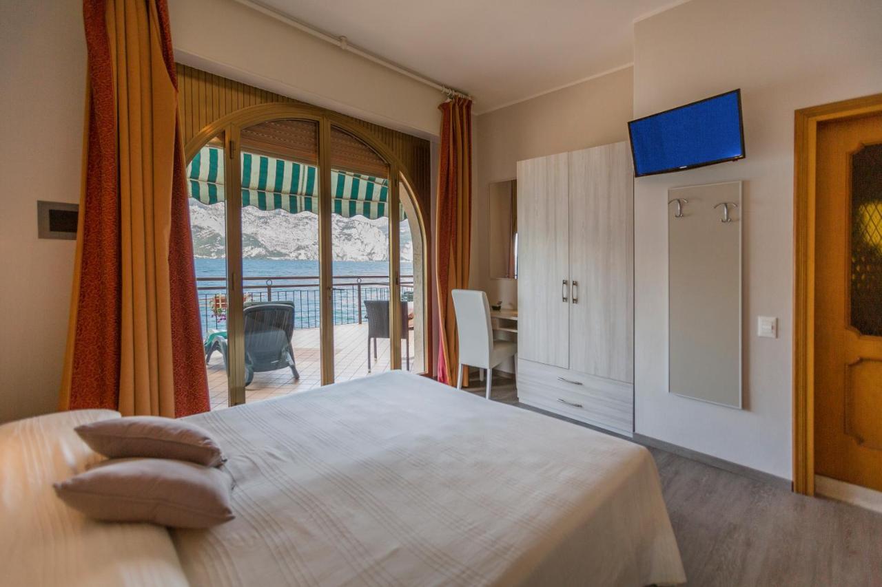Hotel Nettuno Бренцоне сул Гарда Екстериор снимка