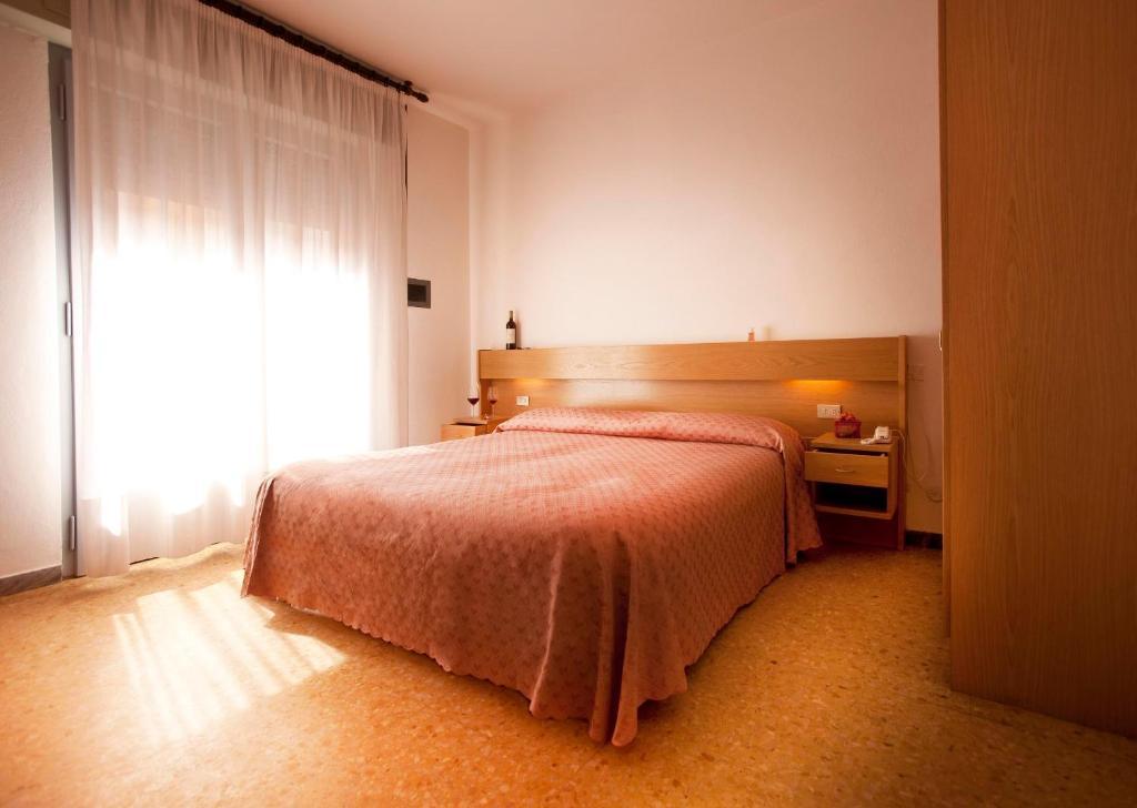 Hotel Nettuno Бренцоне сул Гарда Екстериор снимка